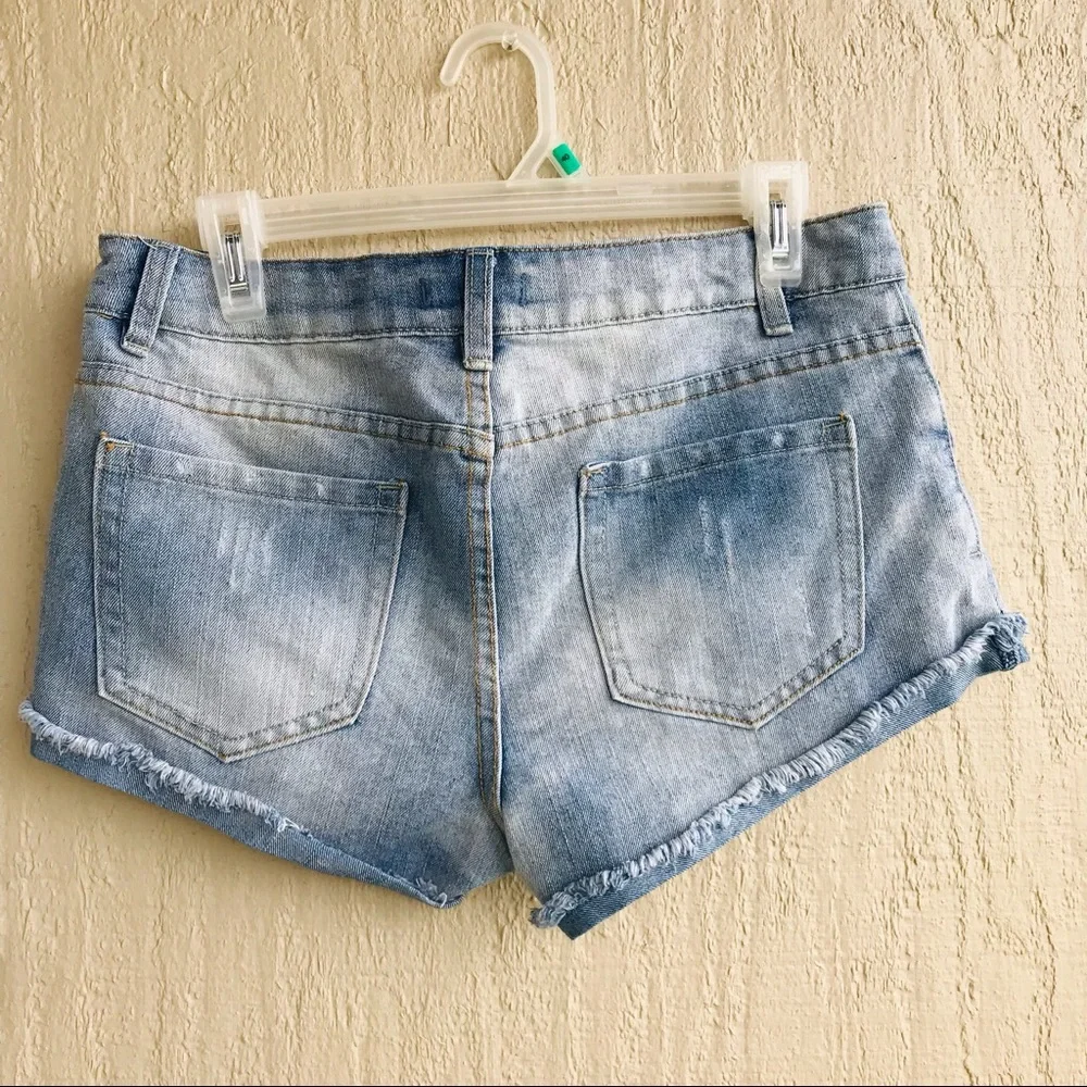 Forever 21 Women's Distressed Light Stain Jean Shorts Size 29 - Picture 4 of 8